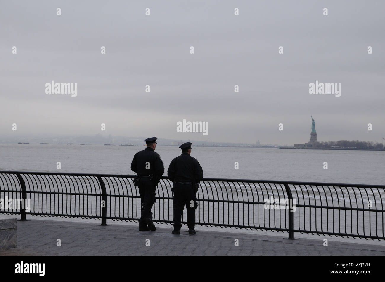 Des policiers dans la ville de New York Manhattan inférieur avec le fleuve Hudson et la Statue de la liberté en arrière-plan. Banque D'Images