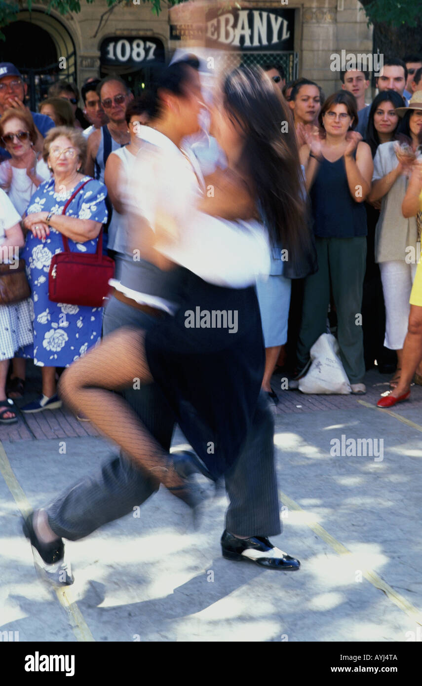 Buenos Aires San Telmo est un couple de tango danse dans la rue pour divertir les touristes Banque D'Images