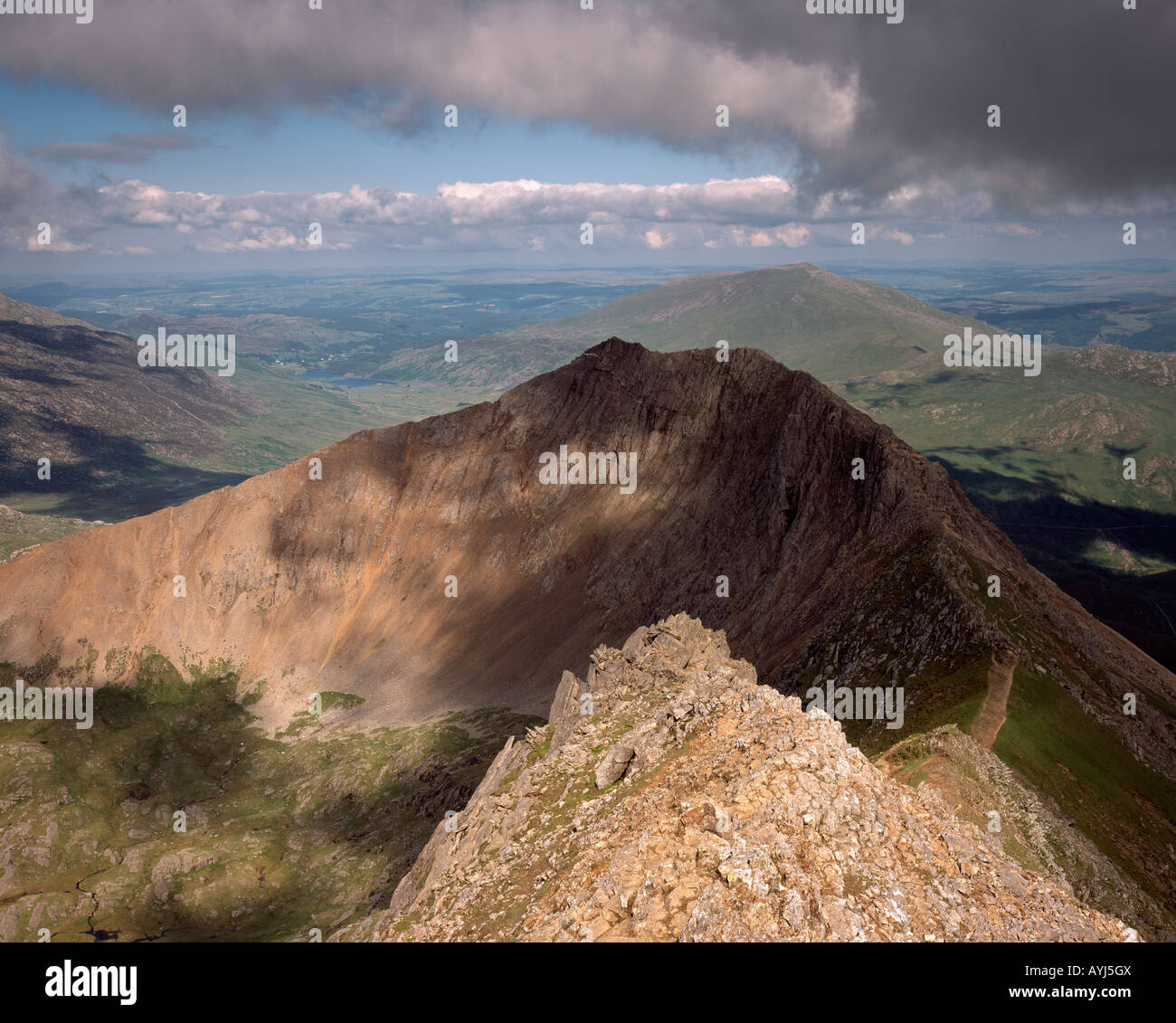 Afficher le long de Crib Goch avec Moel Siabod en arrière-plan. Le Parc National de Snowdonia. Pays de Galles Banque D'Images