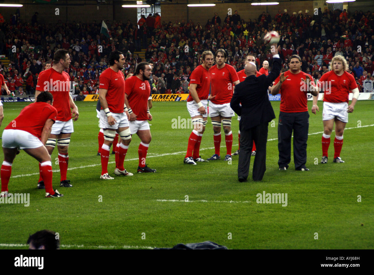 Shaun Edwards, entraîneur de la défense Anglais Pays de Galles montre comment la balle lob au cours de l'échauffement à Pays de Galles v France 2008 Banque D'Images