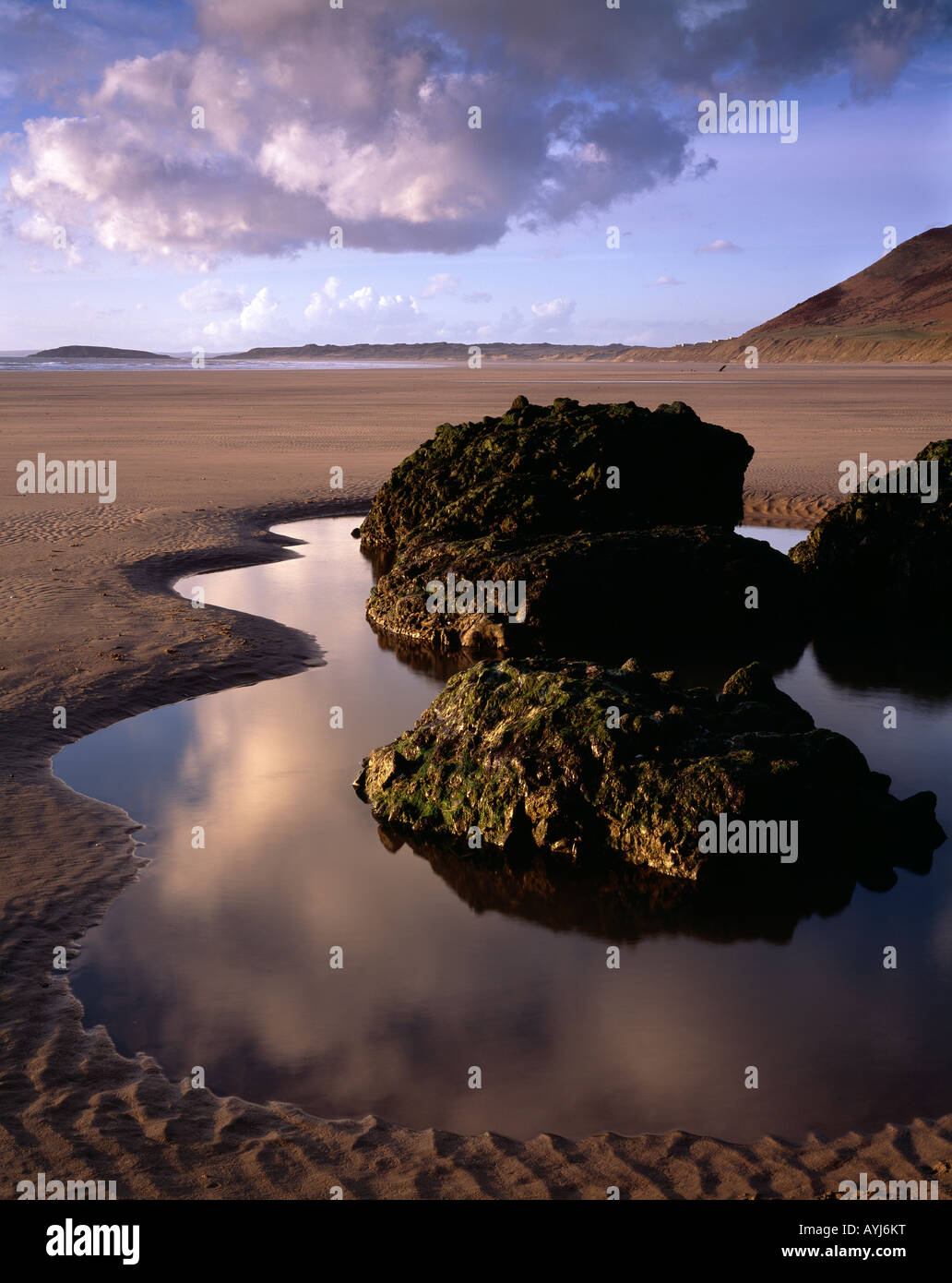 Des formes et des motifs sur Rhossili Beach, péninsule de Gower. Pays de Galles Banque D'Images