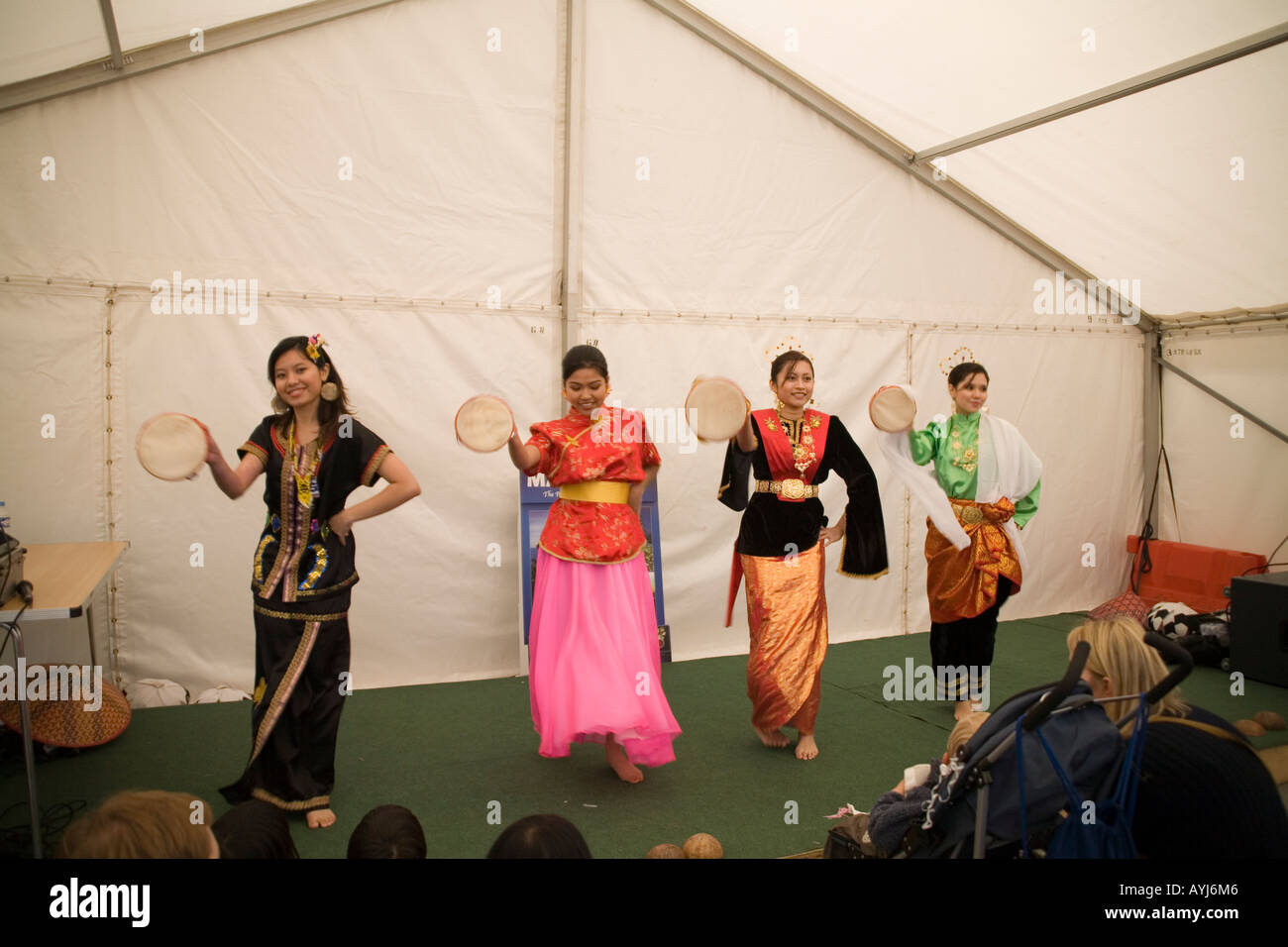 Le NORD DU PAYS DE GALLES CONWY UK d'octobre, quatre danseurs malaisiens offre des prestations pour les visiteurs à la fête annuelle de Conwy Banque D'Images