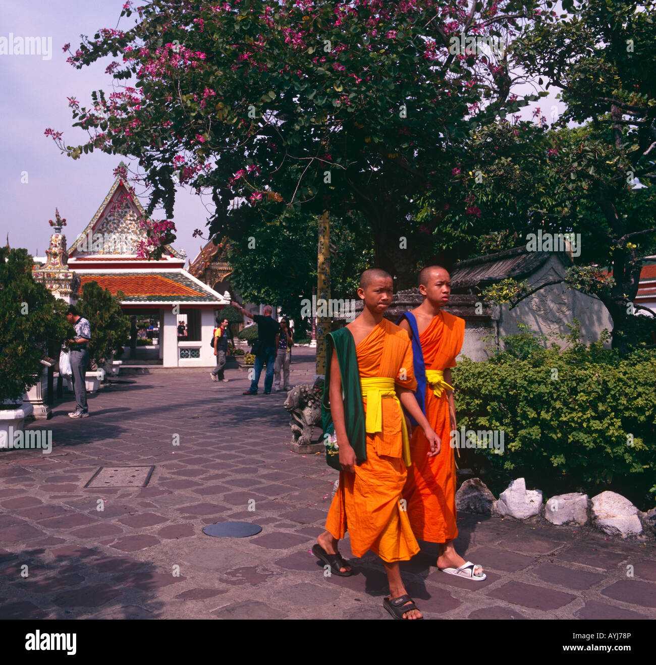 Monks marche à travers l'ancienne capitale de la Thaïlande Ayuthaya en Asie du sud-est Banque D'Images