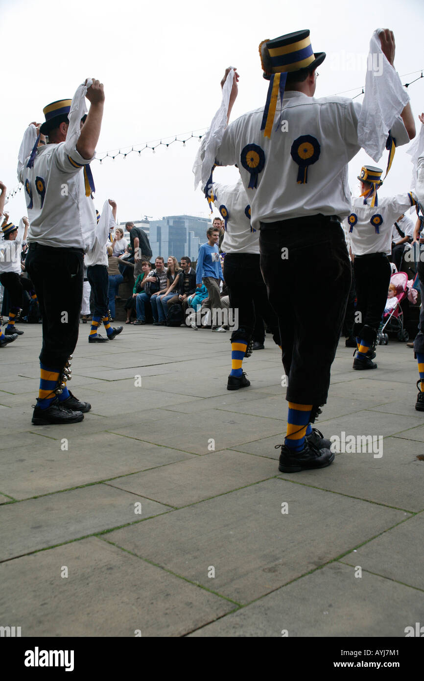 Danseurs Morris traditionnel sur la rive sud de Londres, Angleterre Banque D'Images