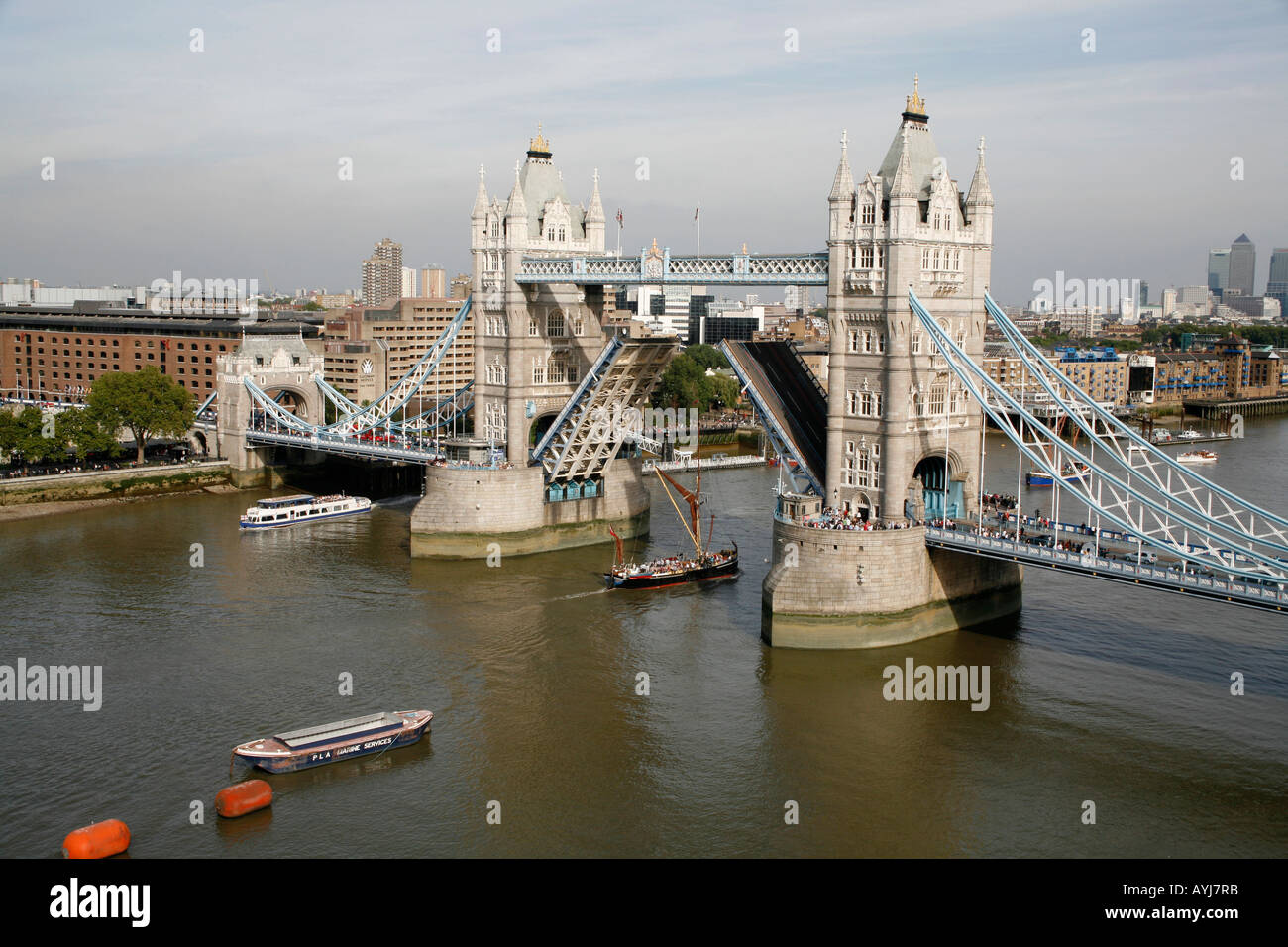 Tower Bridge beaing soulevées afin de permettre à un bateau à voile à traverser, Londres, Angleterre Banque D'Images