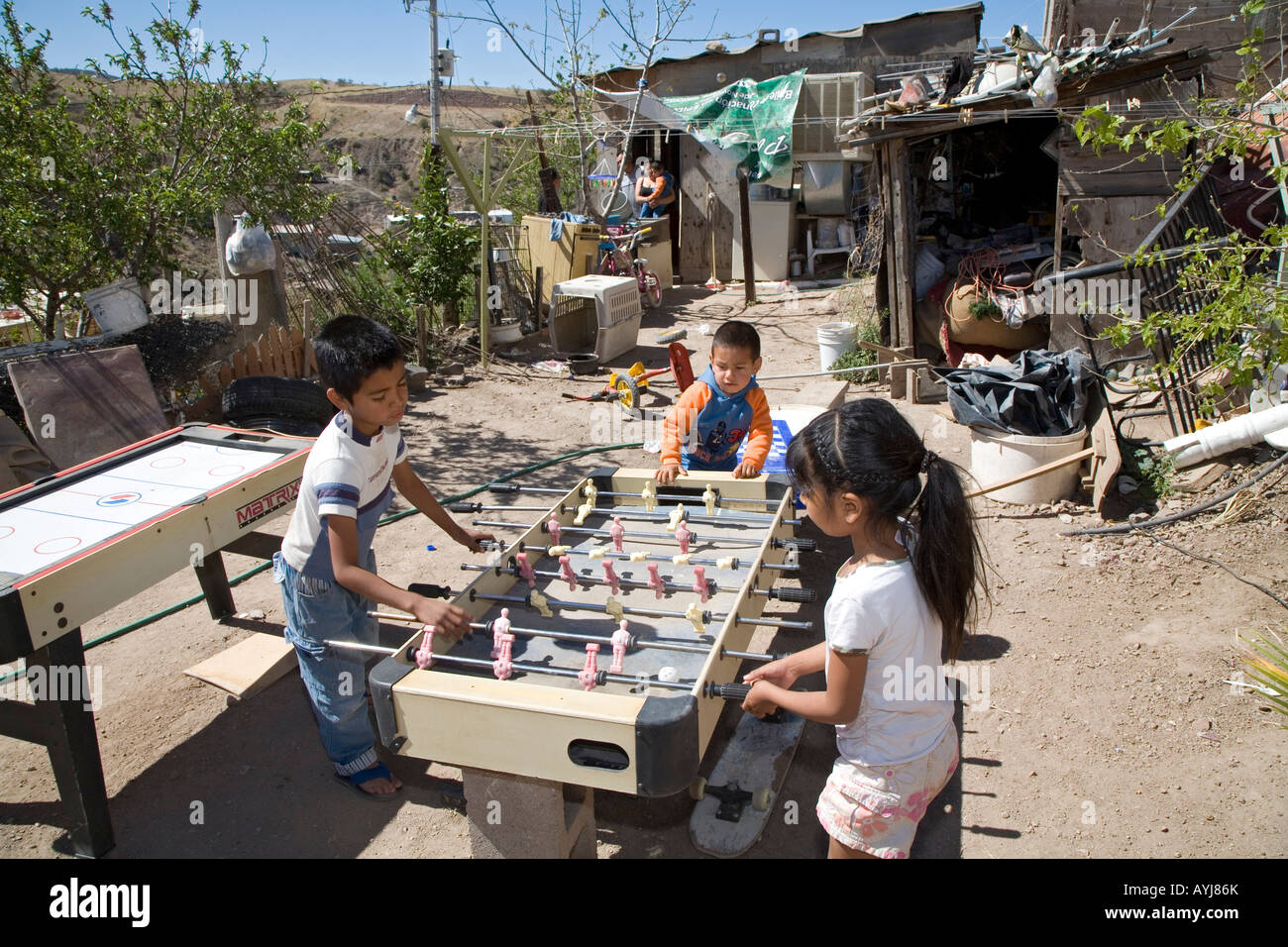 Les enfants jouent dans quartier pauvre de Nogales Mexique Banque D'Images