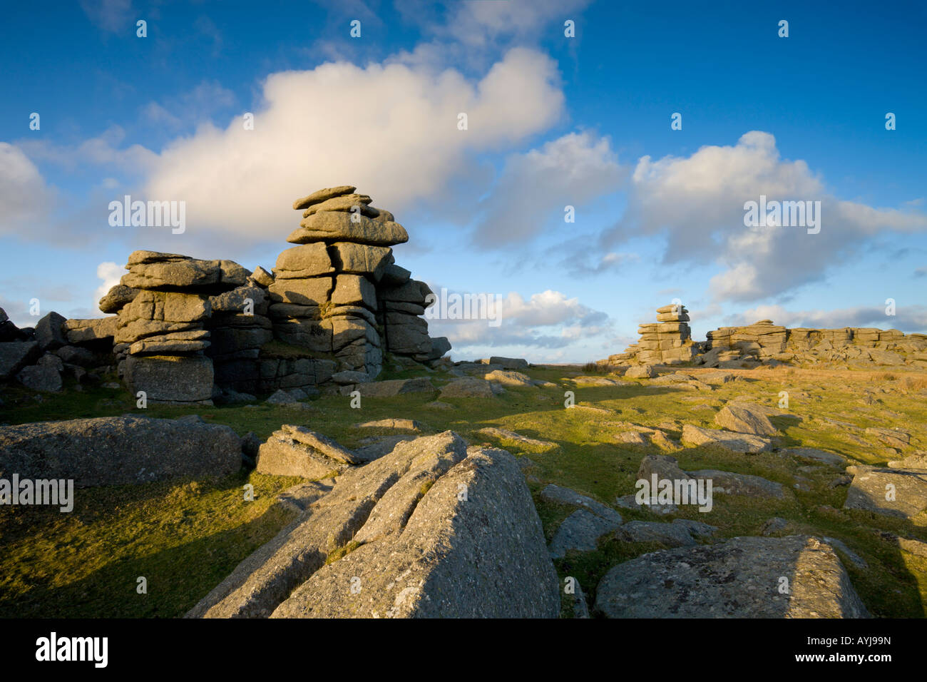 La fin de l'après-midi le soleil brille sur les formations de roche de granit d'une grande Agrafe Tor dans le parc national du Dartmoor Devon, Angleterre Banque D'Images