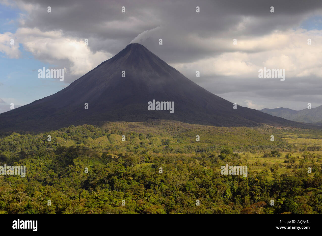 Fumeurs volcan Arenal active sous un nuage noir de suspendus, Costa Rica Banque D'Images