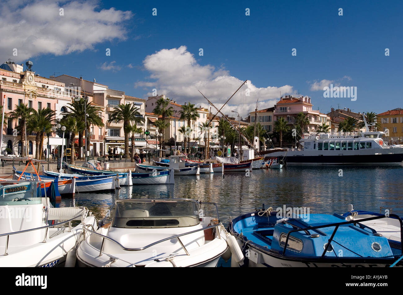 Bateaux dans le port de plaisance de Sanary-sur-Mer, sur la Côte d'Azur, France Banque D'Images