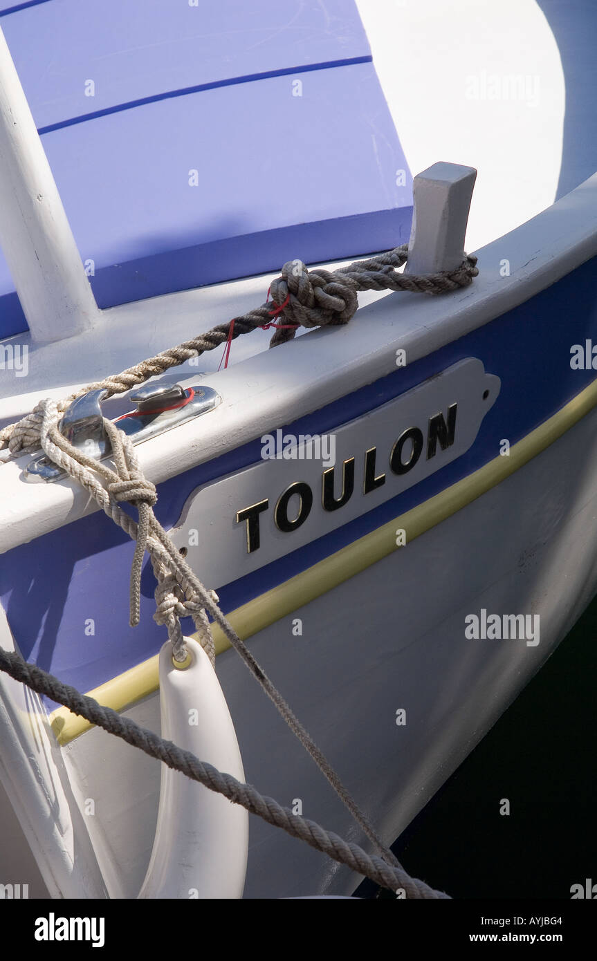 De couleur lilas et blanc bateau dans la marina à Sanary sur Mer, sur la Côte d'Azur, France Banque D'Images