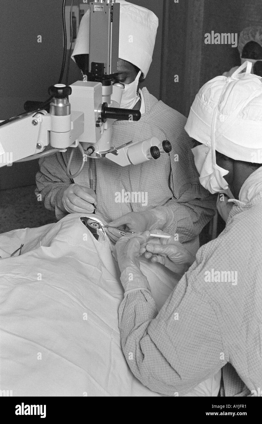 B/W d'un chirurgien oculaire effectuant une chirurgie de la cataracte à l'hôpital d'Asmara. Asmara, Érythrée Banque D'Images