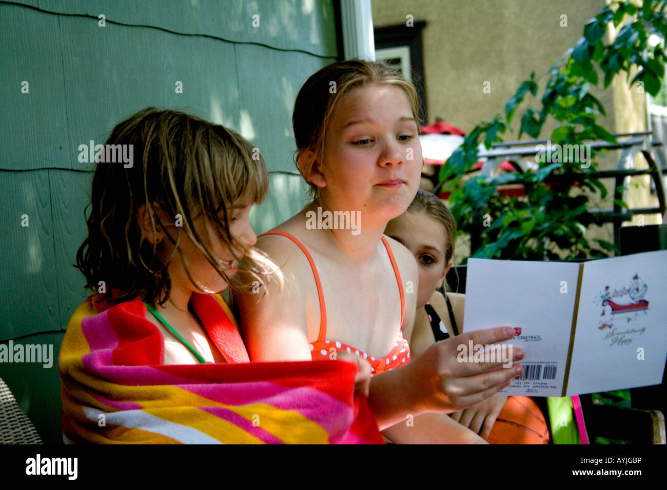 Jeune Fille De 13 Ans La Lecture De Carte D Anniversaire A Son Quartier De Travail Sur Le Pont St Paul Minnesota Usa Photo Stock Alamy