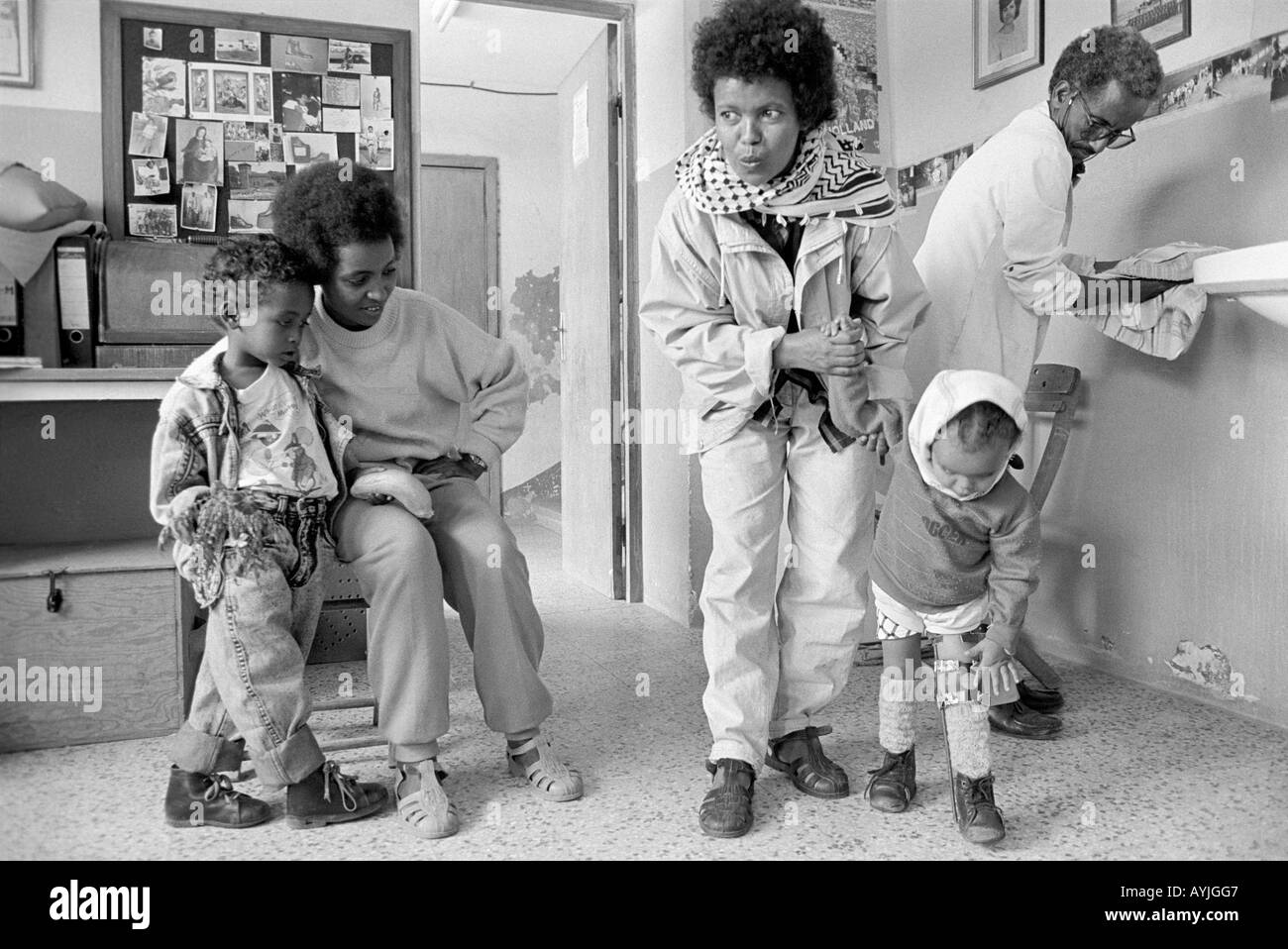 B/W des enfants atteints de poliomyélite, de leurs mères et du médecin dans une clinique de réadaptation à Asmara, en Érythrée Banque D'Images
