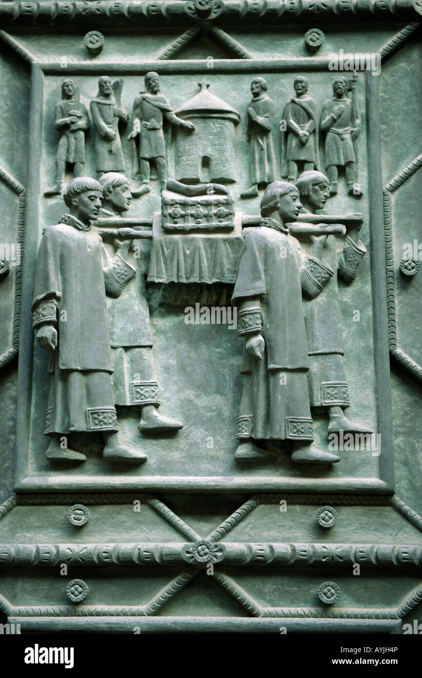 Détail de porte de bronze - Cathédrale Saint-Guy de Prague - Château de Prague - République Tchèque Banque D'Images