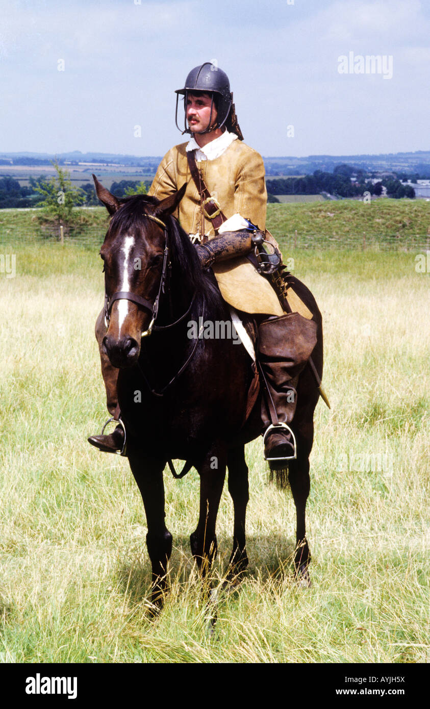 Guerre civile anglaise soldat cavalier cheval cavalerie Cromwellienne reconstitution historique histoire costume England UK 17e siècle Banque D'Images