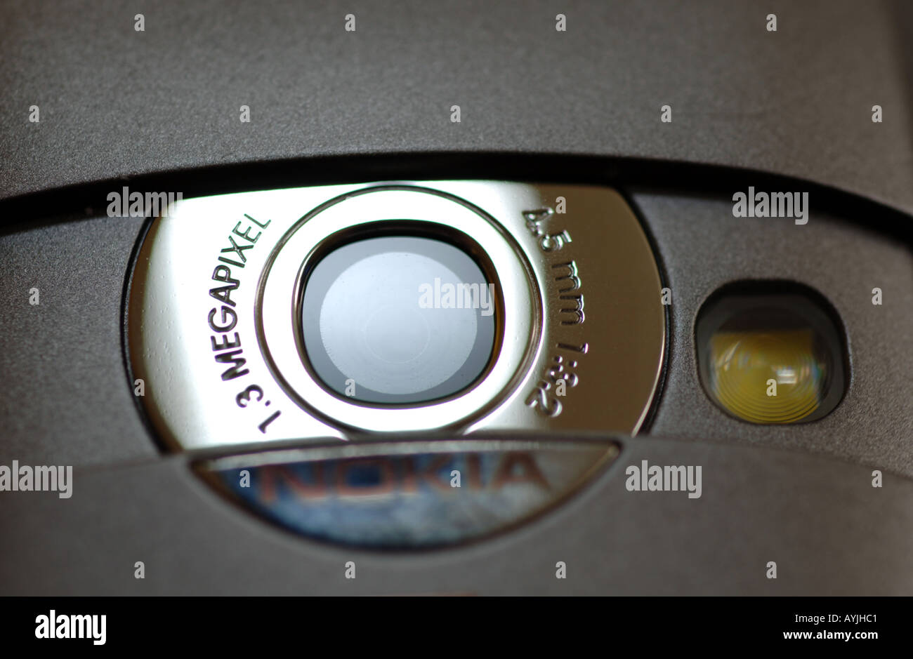 Téléphone mobile dans l'objectif de l'appareil photo close up Banque D'Images