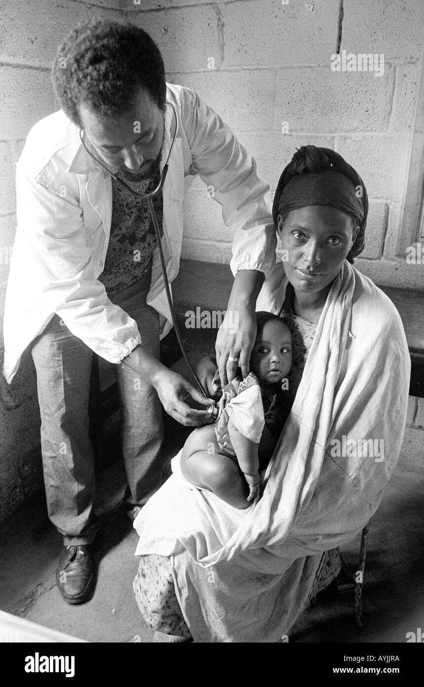 B/W d'une femme avec son enfant étant examiné par un médecin avec un stéthoscope dans une clinique postnatale rurale près de Mekelle, Tigray, Ethiopie Banque D'Images