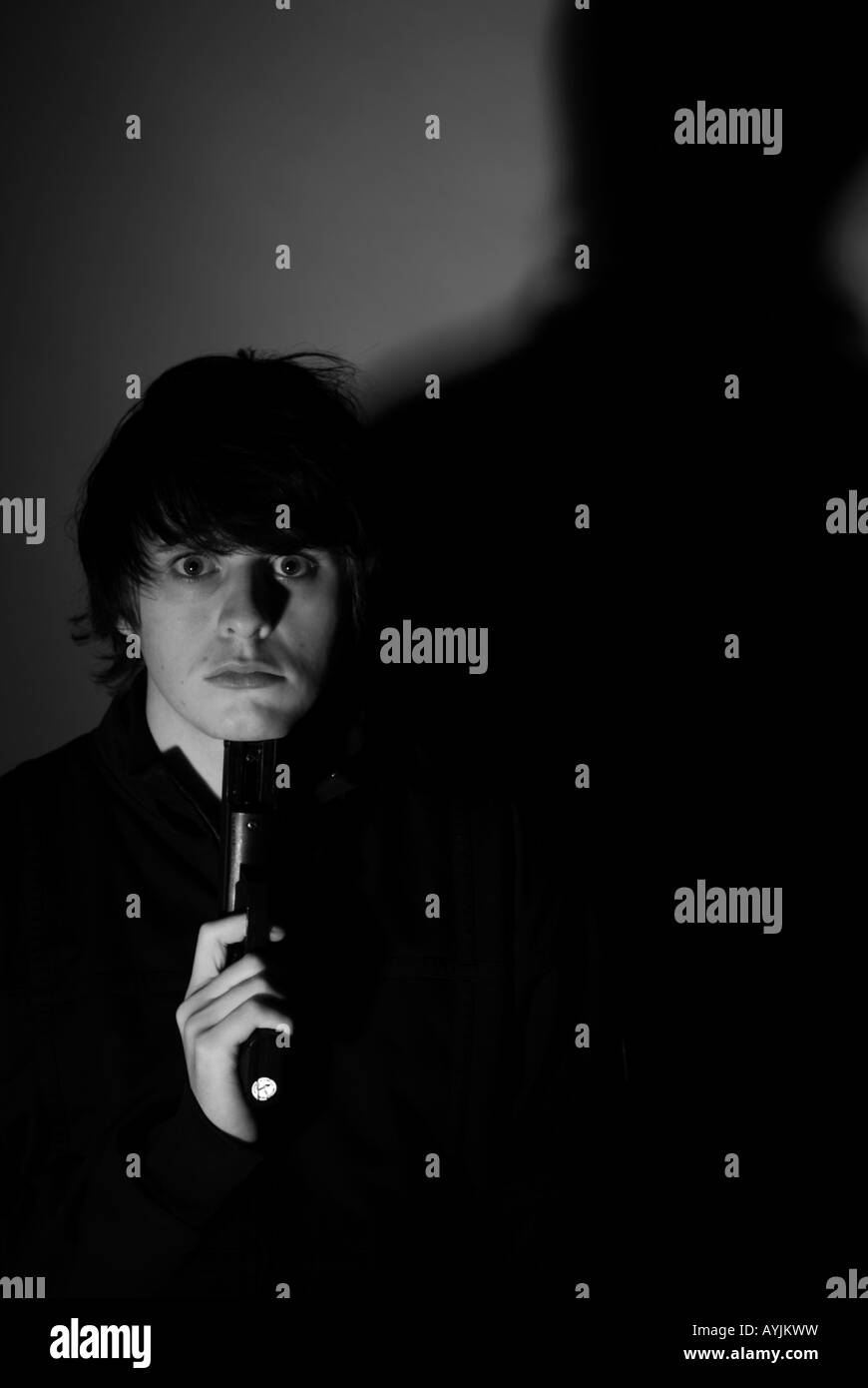 Un homme avec un fusil sous son menton pour montrer le suicide chez les adolescents. Banque D'Images