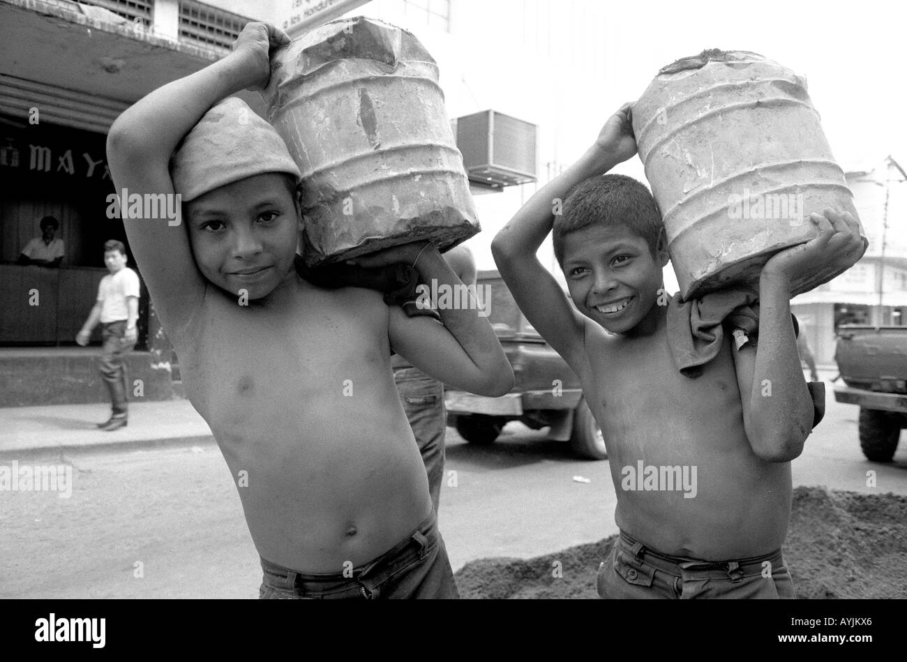 b/w de travail des enfants montrant deux jeunes garçons travaillant sur un chantier. San Pedro Sula, Honduras Banque D'Images