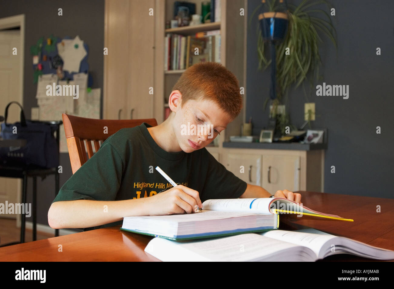 6ème année Boy Doing Homework At Table de cuisine du sud de l'Indiana Banque D'Images