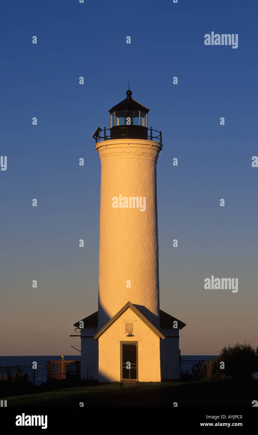 Tibbitts Point Lighthouse éclairé par les premières lueurs du jour, près de Cape Vincent New York Banque D'Images