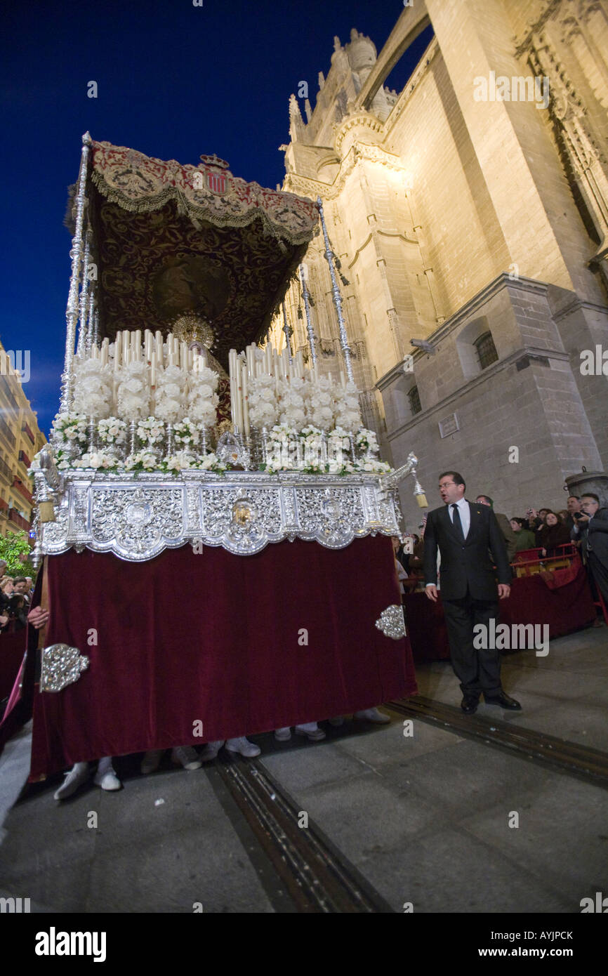 Le flotteur de la Vierge de las Mercedes arrivant à la Cathédrale, la Semaine Sainte 2008, Séville, Espagne Banque D'Images