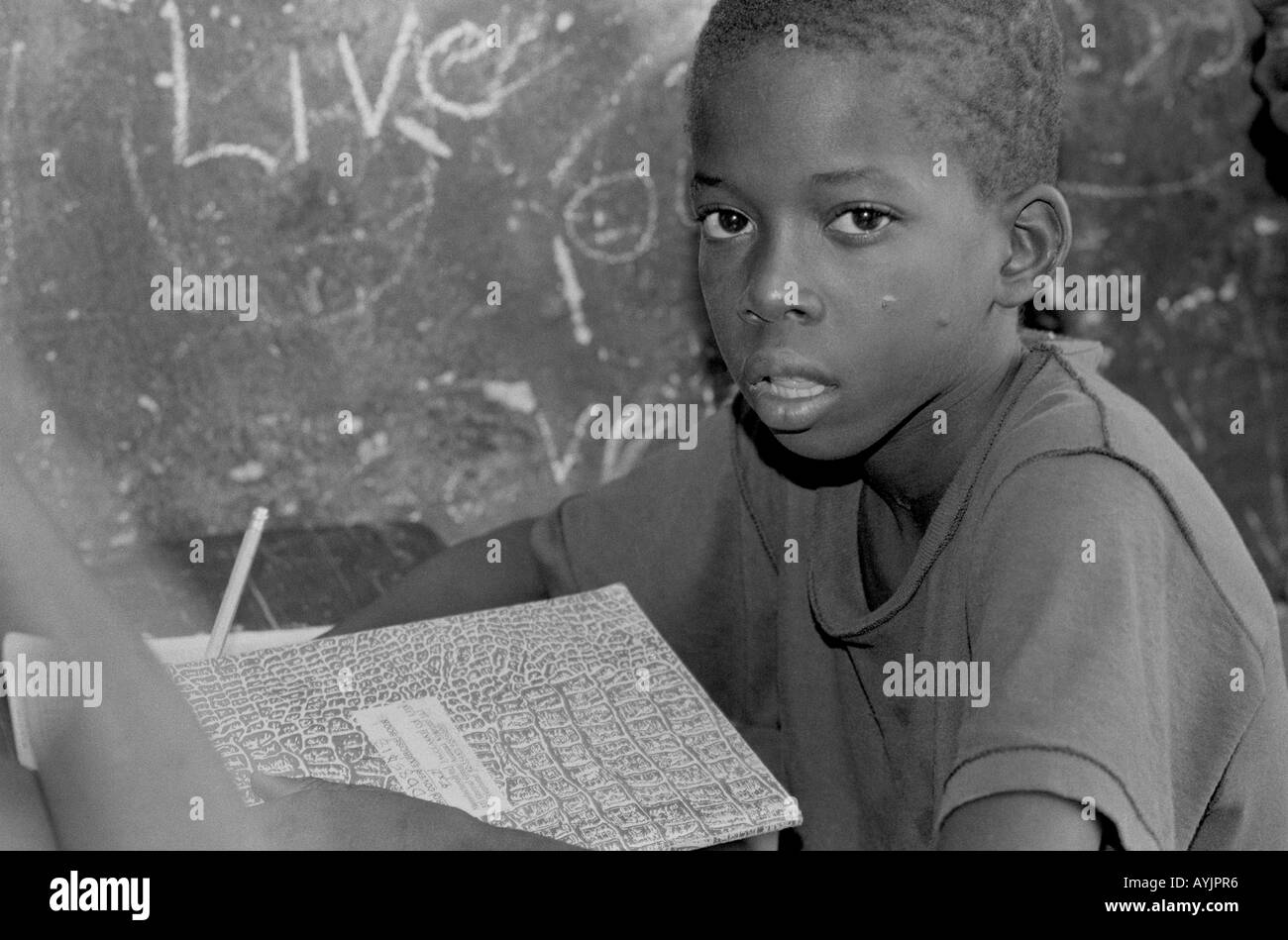 Portrait N/B d'un garçon de rue orphelin qui fréquente une école dirigée par un organisme de bienfaisance. Kingston, Jamaïque Banque D'Images