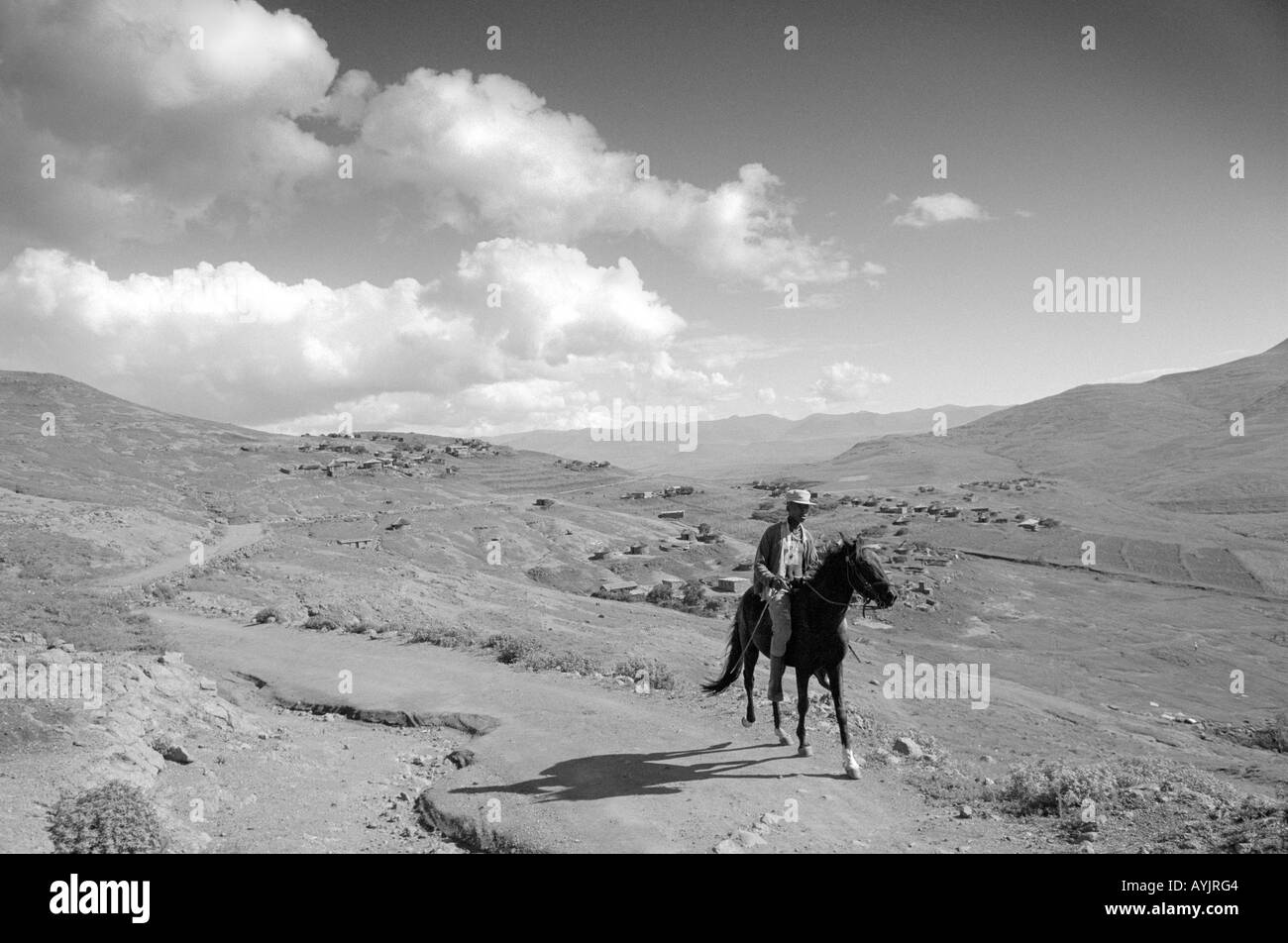 Pilote à cheval dans les montagnes reculées du Lesotho Banque D'Images