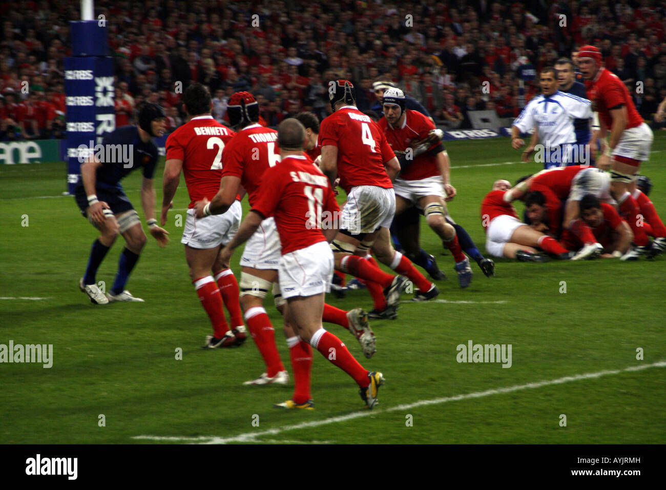 Pays de Galles attaquer les Français essayez de ligne. Pays de Galles v France, Stade Millenium, 2008, jour du Grand Chelem. Banque D'Images