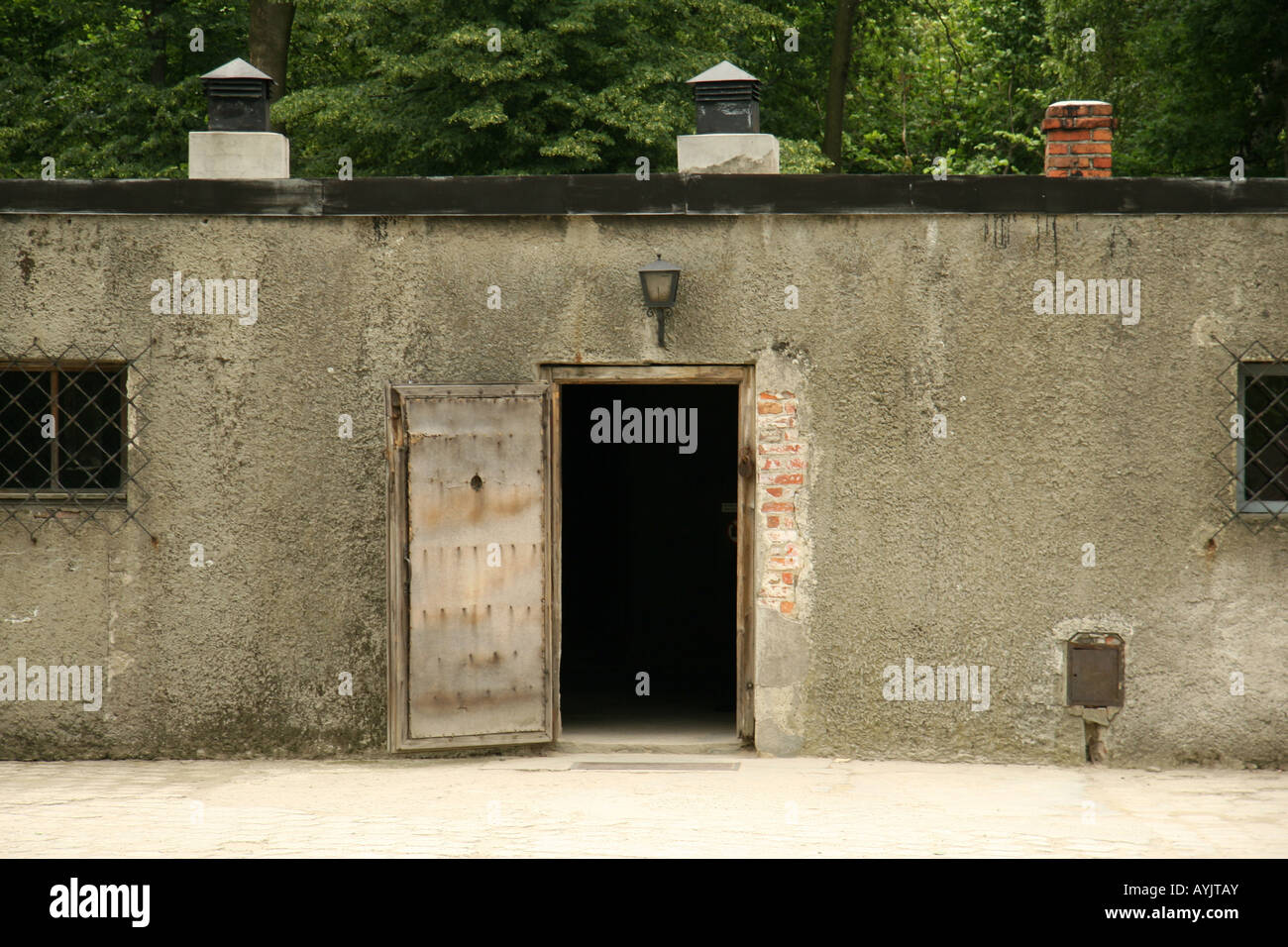 L'entrée principale de chambre à gaz et d'un crématorium I à l'ancien camp de concentration Nazi à Auschwitz. Banque D'Images