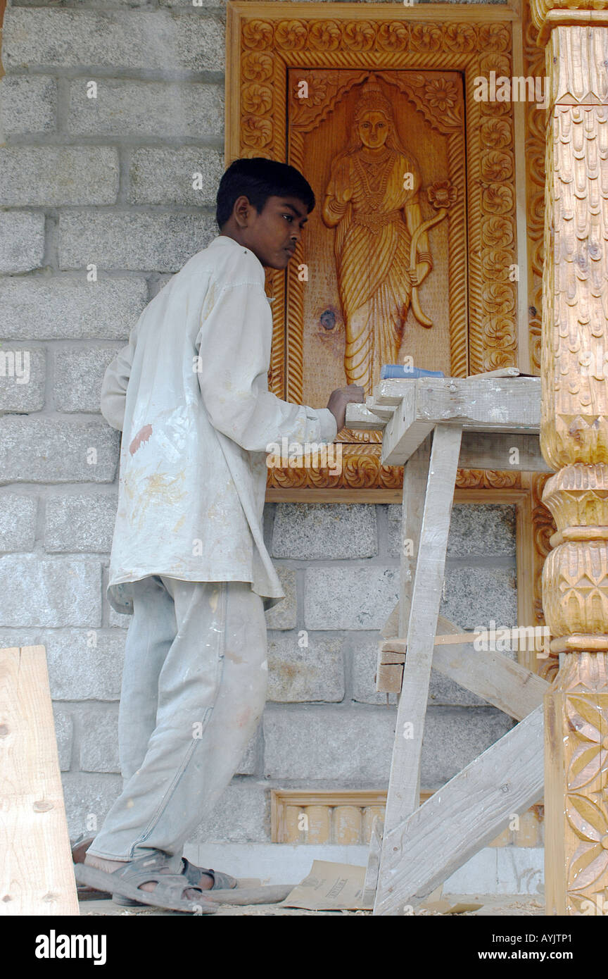 Kullu Manali Inde Inde du Nord Himachal Pradesh District carpenter au travail une gravure de l'image dans un temple en bois Banque D'Images