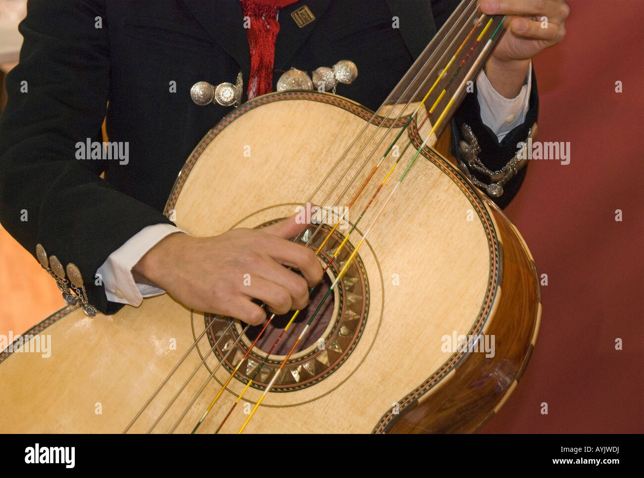 MEXICAN MARIACHI Playing Guitar Banque D'Images