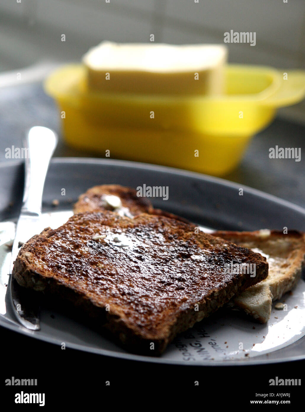 Le petit-déjeuner ou une collation. Toast avec du beurre Banque D'Images