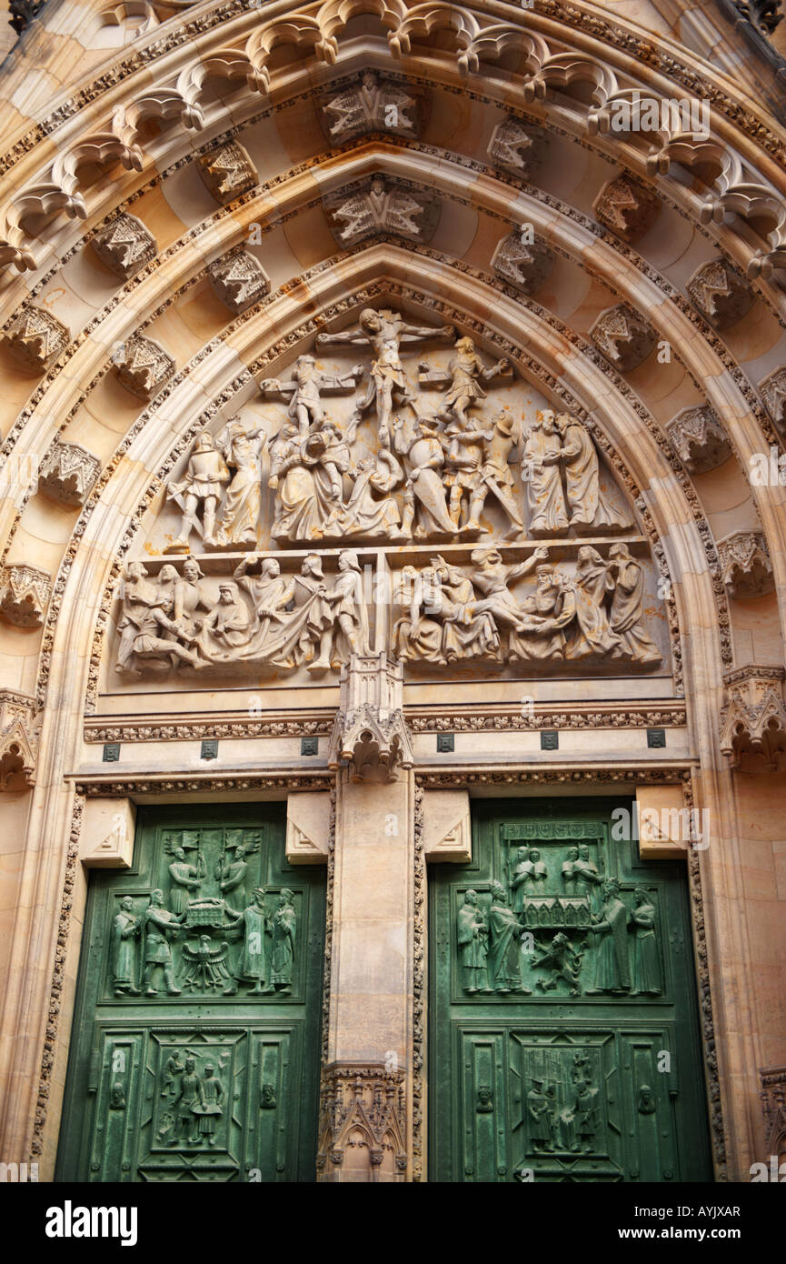 Porte avant de Hradcany cathédrale Saint-Guy de Prague - Château de Prague - République Tchèque Banque D'Images