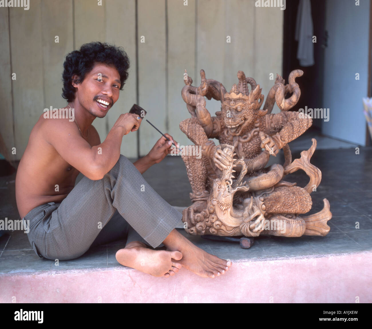 Sculpteur sur bois balinais masculins au travail, Bali, Indonésie Banque D'Images