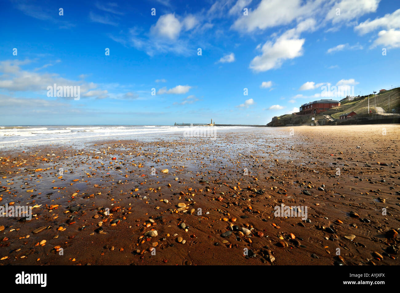 Dans des conditions de faible et de prise de vue au grand angle de Whitby beach Banque D'Images