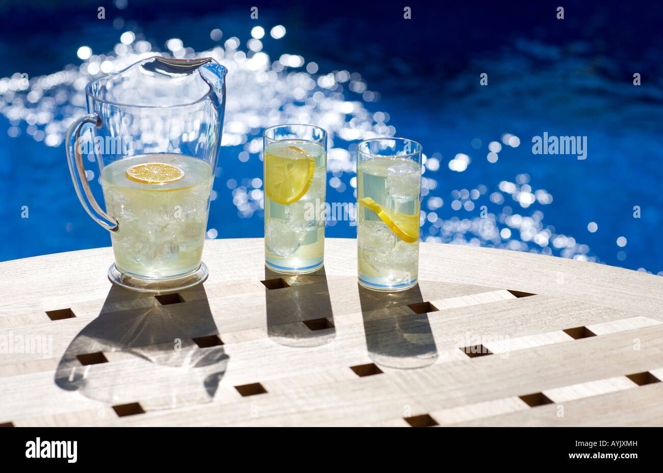 Pitcher et deux verres de limonade au bord de la piscine Banque D'Images
