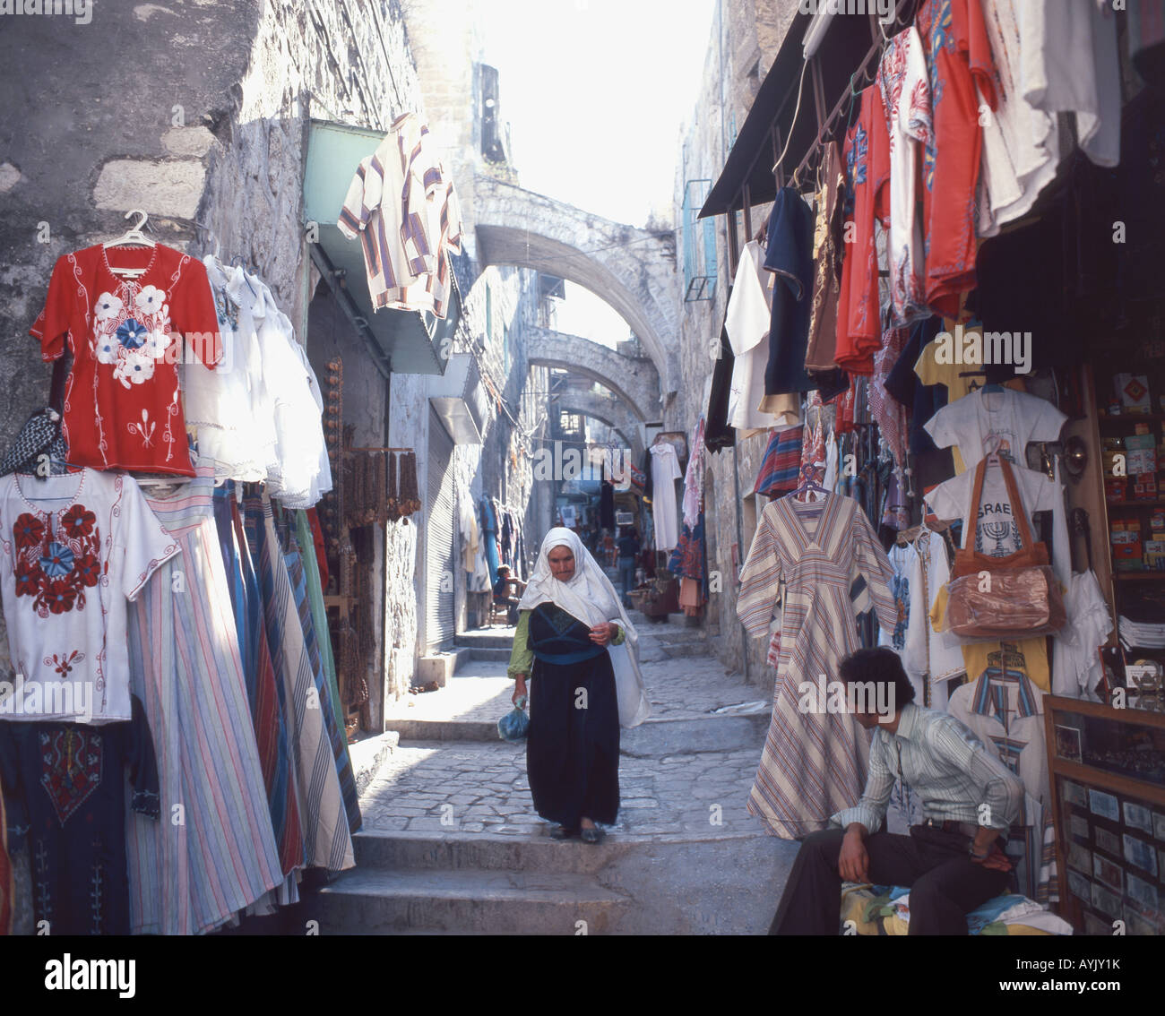 Vieille femme arabe marchant sur la via Dolorosa, la vieille ville, Jérusalem, Israël Banque D'Images