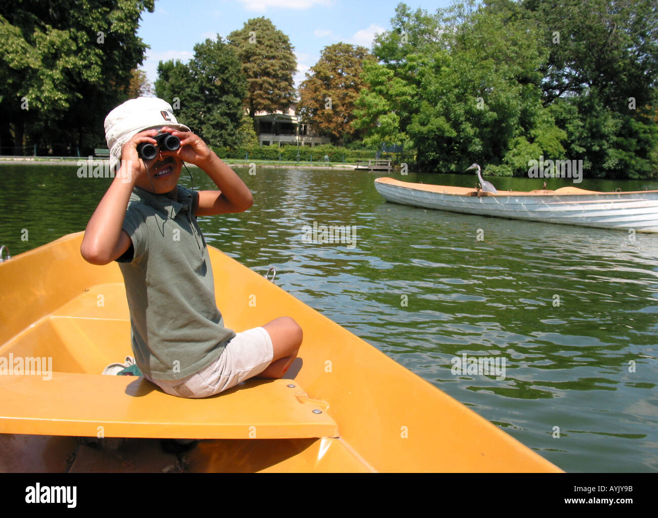 Garcon en petit bateau Bois de Boulogne Paris France Photo Stock Alamy