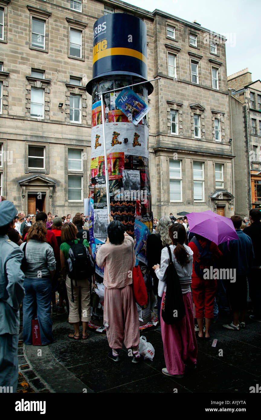 Les artistes interprètes ou exécutants en collant des affiches au sujet du projet de loi post Festival Fringe d'Ecosse Banque D'Images
