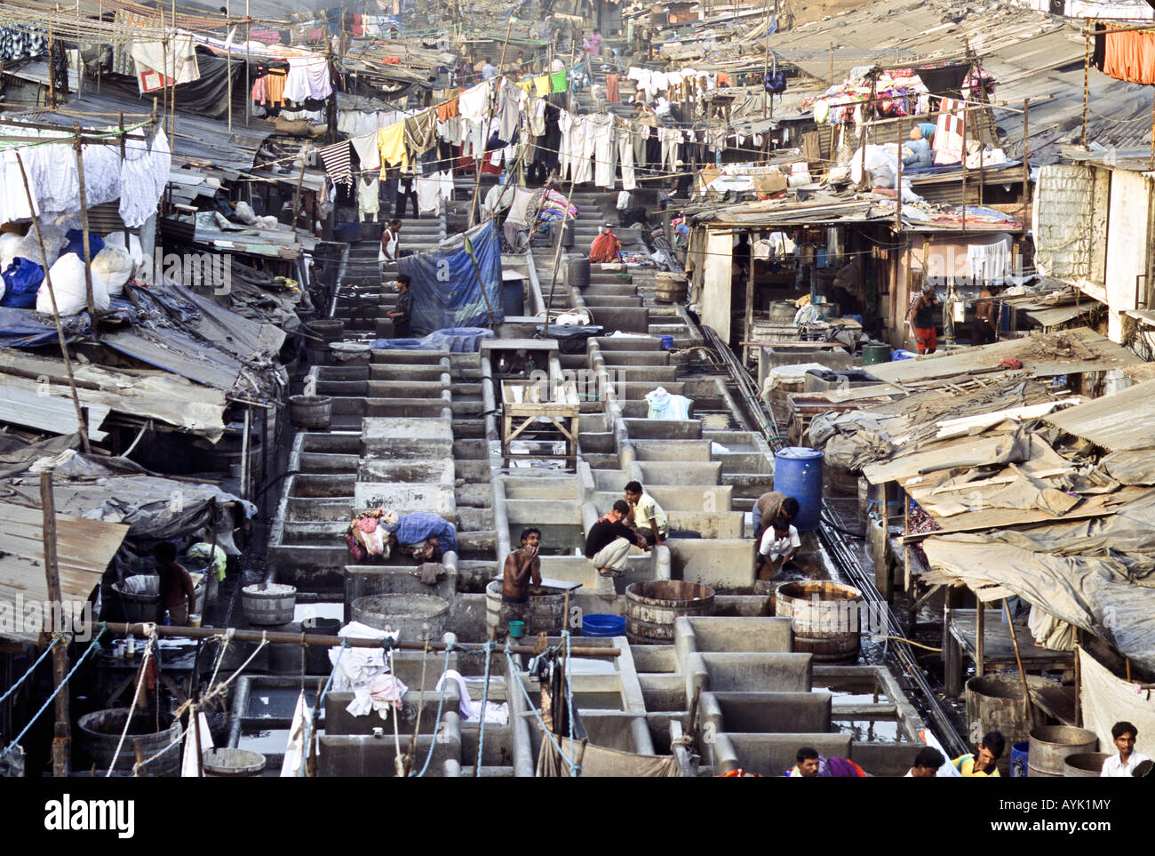 Inde MUMBAI BOMBAY blanchisseurs laver les vêtements à la blanchisserie en plein air Dhobi Ghat près de Saat Raasta Station Mahalaxmi Banque D'Images