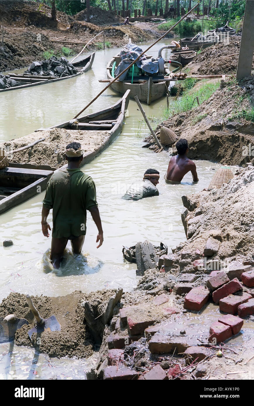 Les hommes de la dépose de la rivière d'argile à un site de production de  briques Inde Kerala un état sur la côte tropicale du sud-ouest de l'Inde  Photo Stock - Alamy