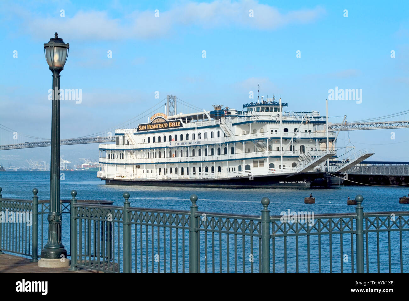 High tech à rame à quai dans la baie de San Francisco près de ferry building Banque D'Images