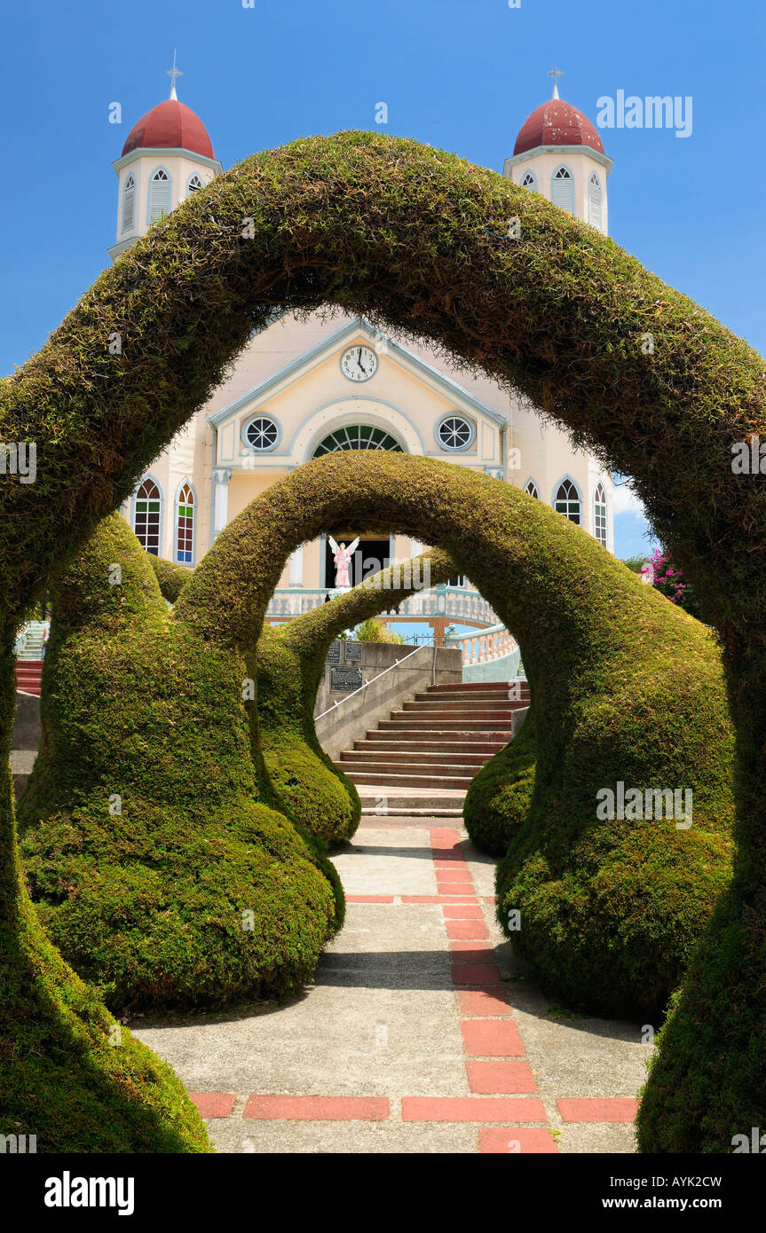 Jardin topiaire en arcades Zarcero Francisco Alvardo Park Costa Rica avec vue sur l'église catholique de San Rafael Banque D'Images