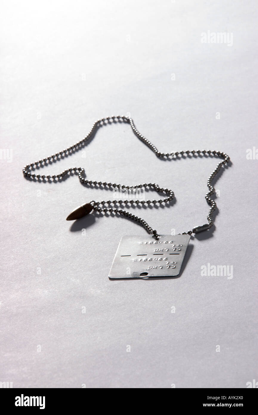 Dogtag militaire israélien sur une chaîne avec une balle sur un fond blanc Banque D'Images
