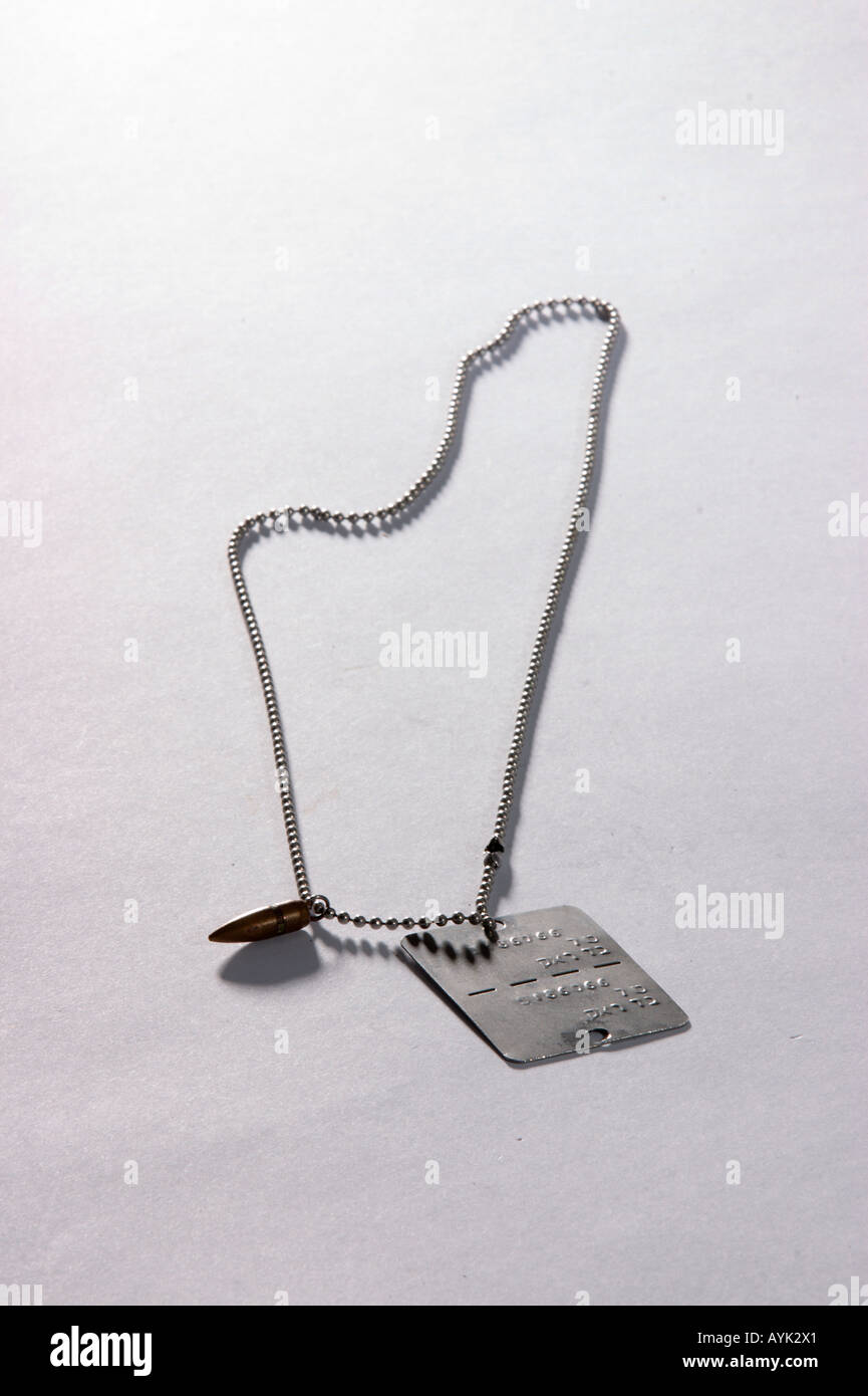 Dogtag militaire israélien sur une chaîne avec une balle sur un fond blanc Banque D'Images