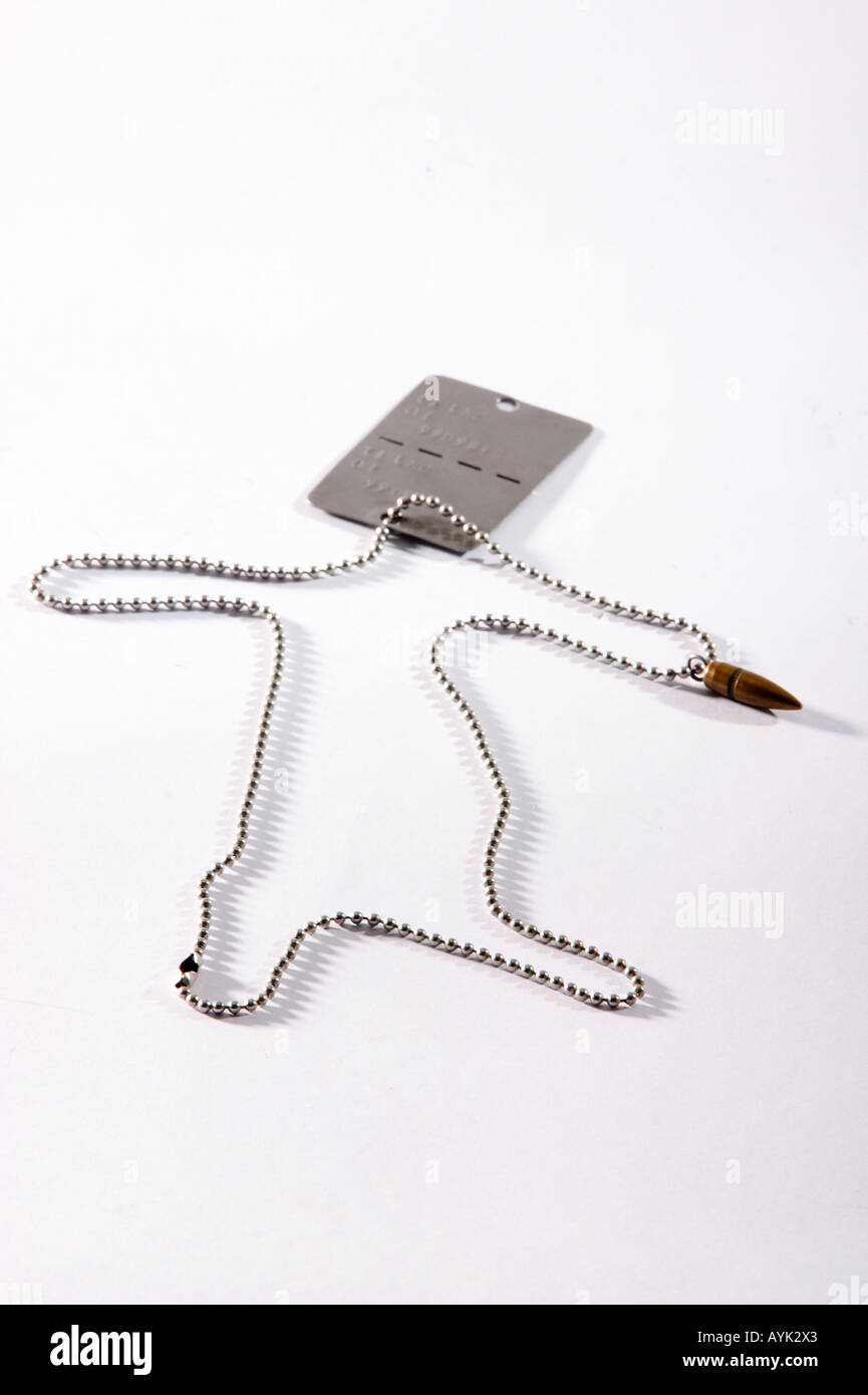 Dogtag militaire israélien sur une chaîne avec une balle sur un fond blanc Banque D'Images