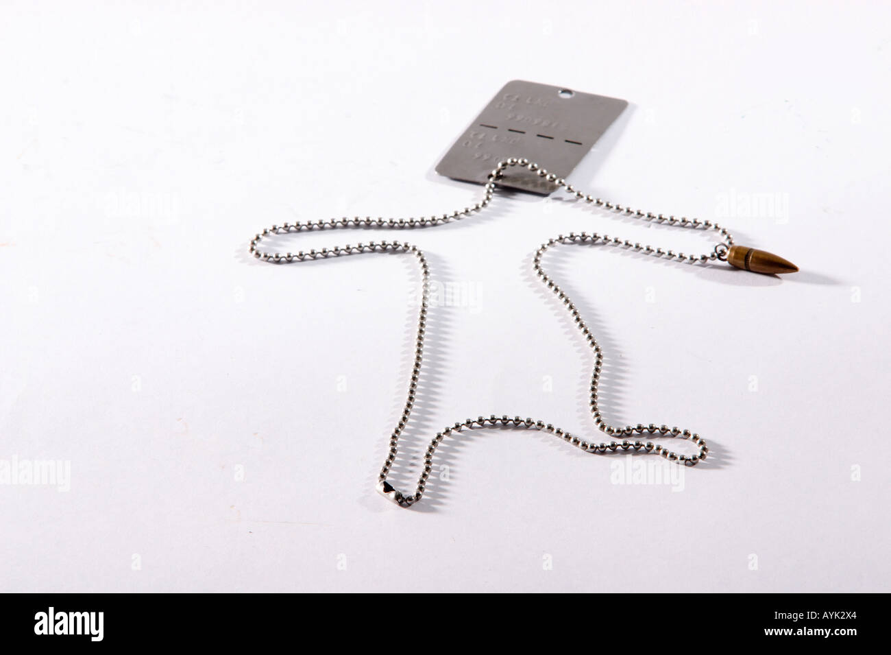 Dogtag militaire israélien sur une chaîne avec une balle sur un fond blanc Banque D'Images