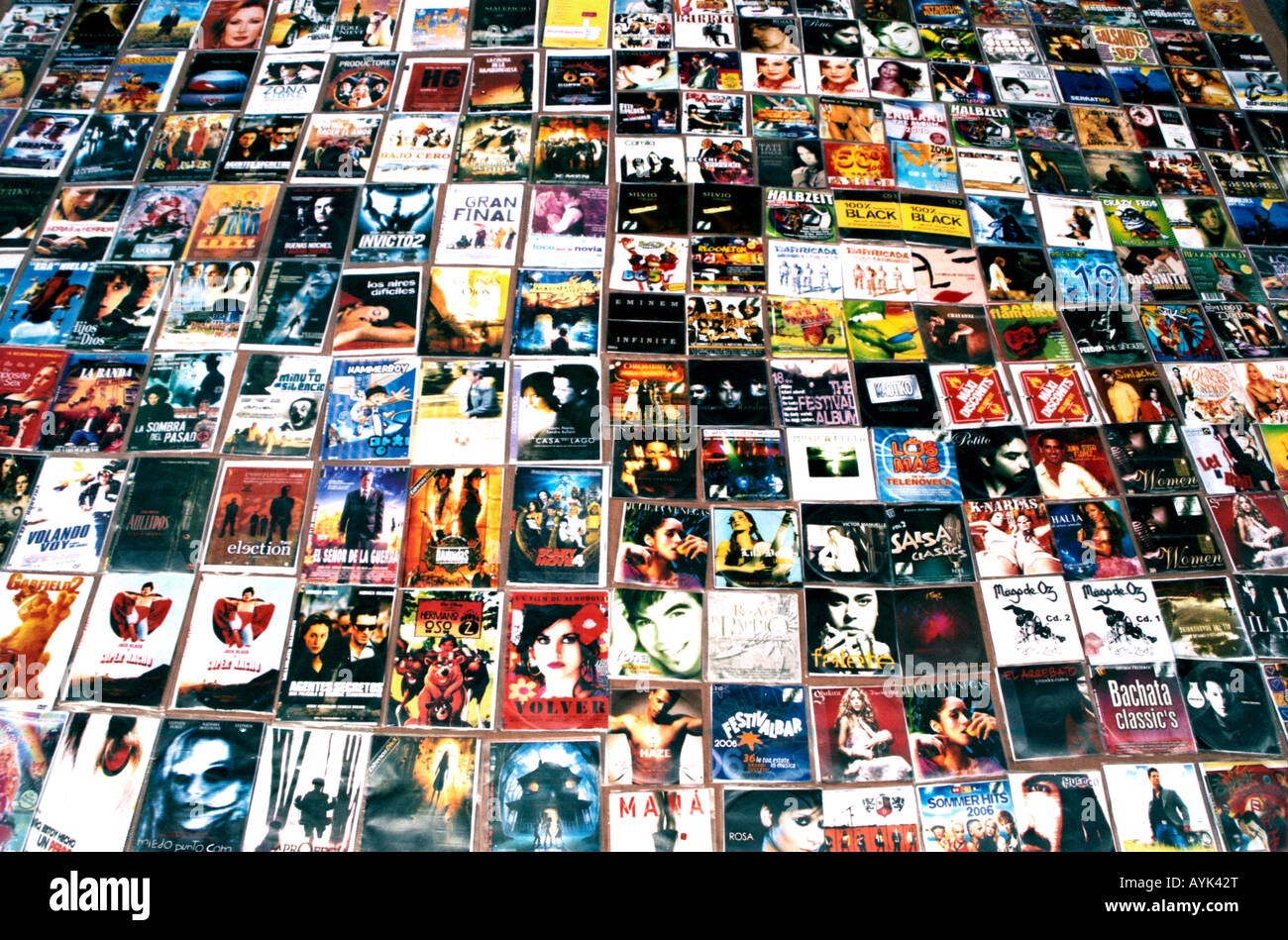 Cd et DVD pirates à vendre à street à Bilbao Espagne Banque D'Images
