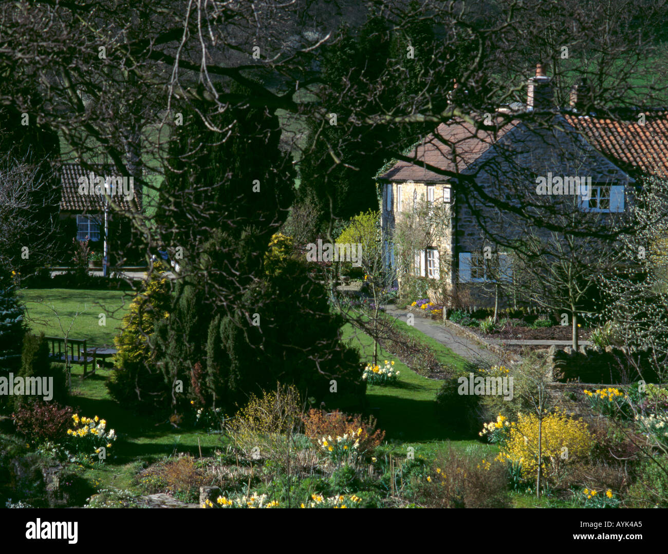 Maison en pierre au printemps, village rievaulx, seigle dale, North York Moors, North Yorkshire, Angleterre, Royaume-Uni. Banque D'Images